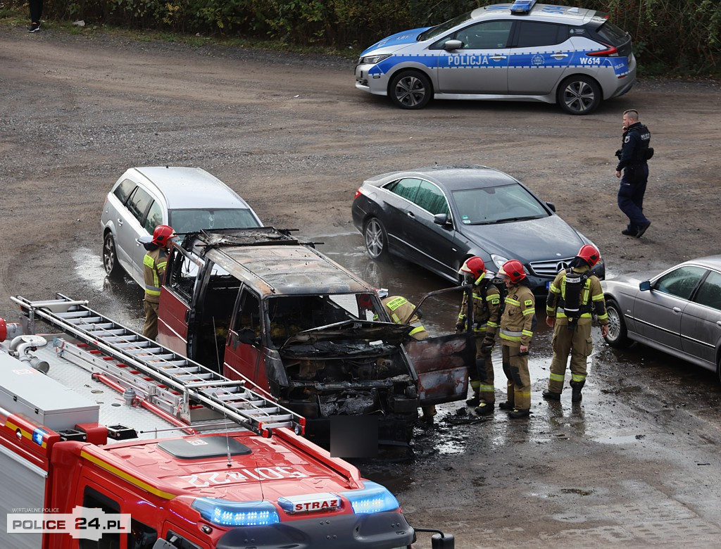 Pożar samochodu na parkingu przy ul. Siedleckiej [foto]