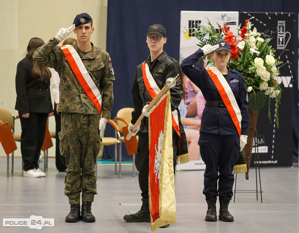 Uroczyste ślubowanie uczniów klas pierwszych w 