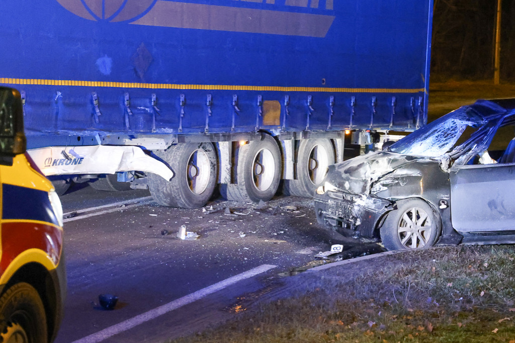 Zderzenie osobówki z TIR na Tanowskiej w Policach