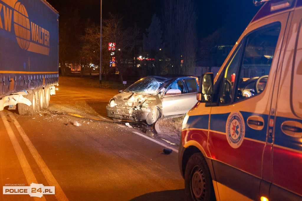 Zderzenie osobówki z TIR na Tanowskiej w Policach