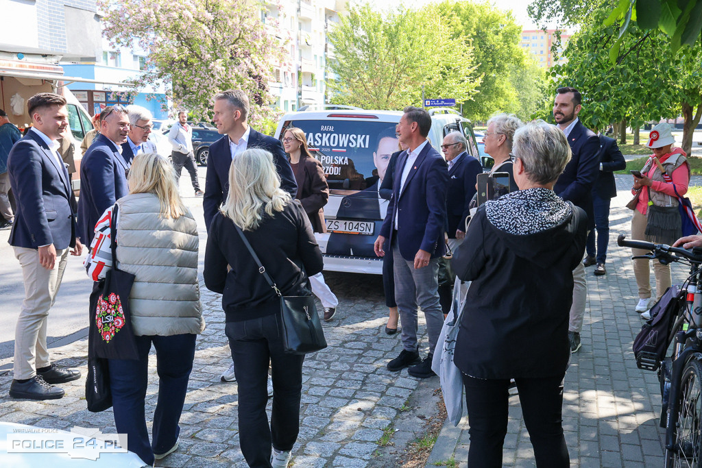 „Trzaskobus” z politykami i samorządowcami PO w Policach