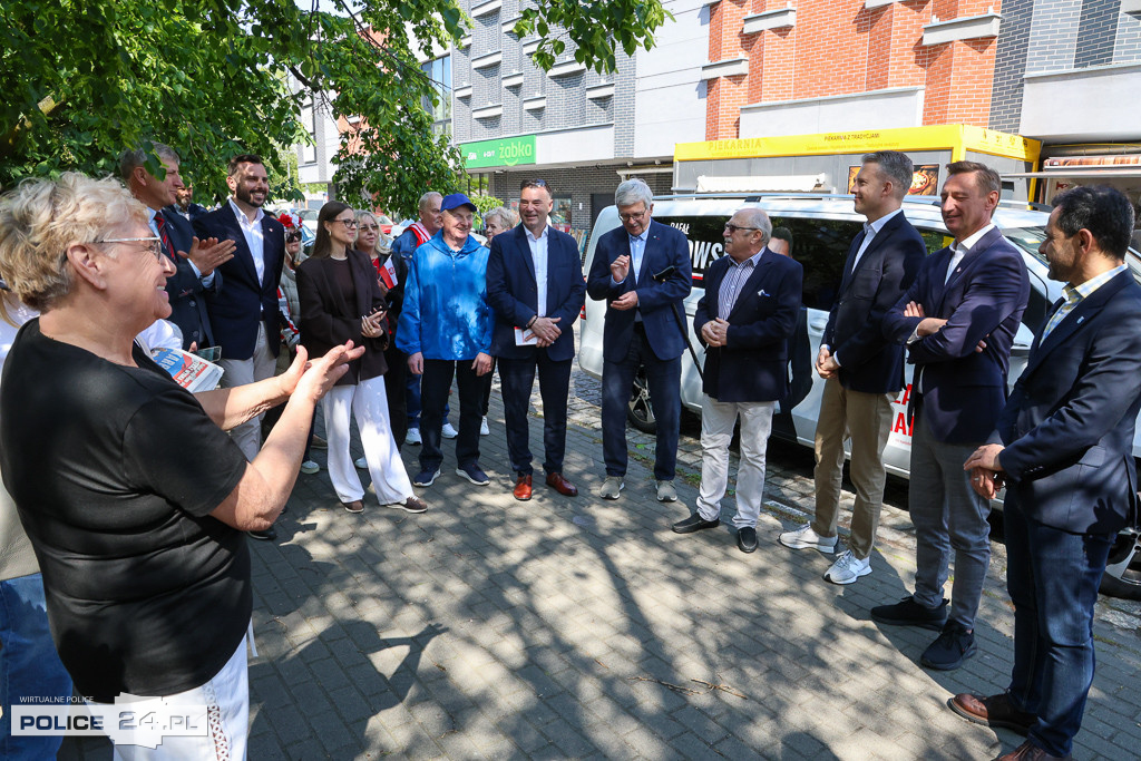„Trzaskobus” z politykami i samorządowcami PO w Policach