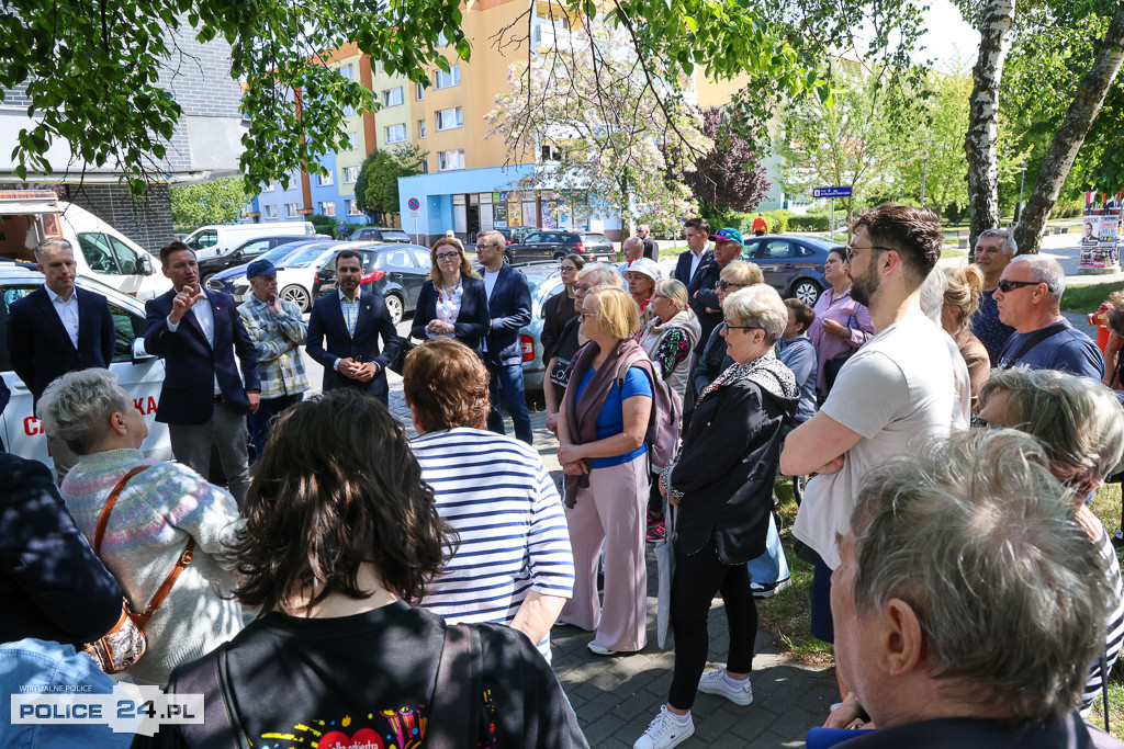 „Trzaskobus” z politykami i samorządowcami PO w Policach