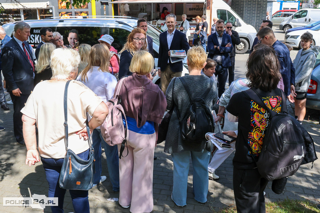 „Trzaskobus” z politykami i samorządowcami PO w Policach