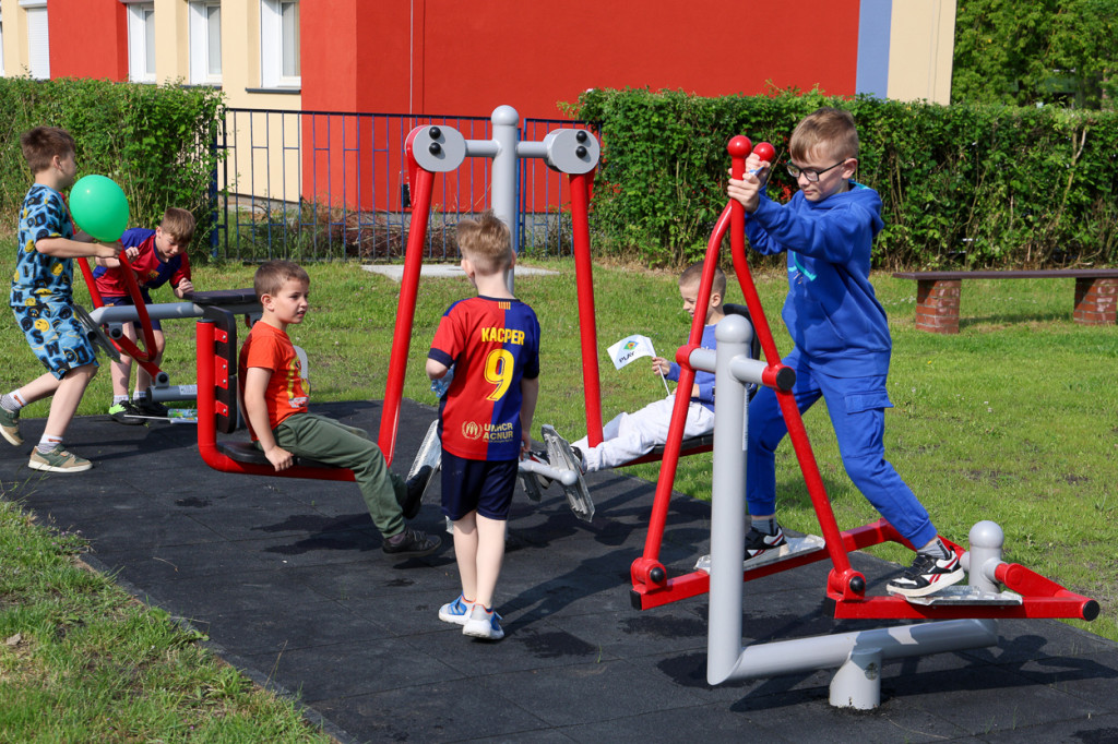 Uczniowie SP 3 w Policach mają nowy plac zabaw i siłownię plenerową