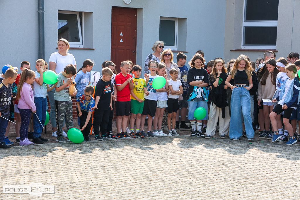 Uczniowie SP 3 w Policach mają nowy plac zabaw i siłownię plenerową