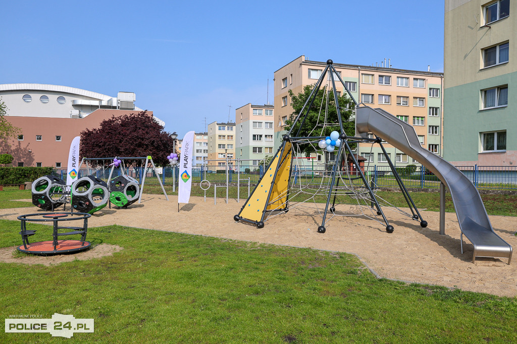 Uczniowie SP 3 w Policach mają nowy plac zabaw i siłownię plenerową