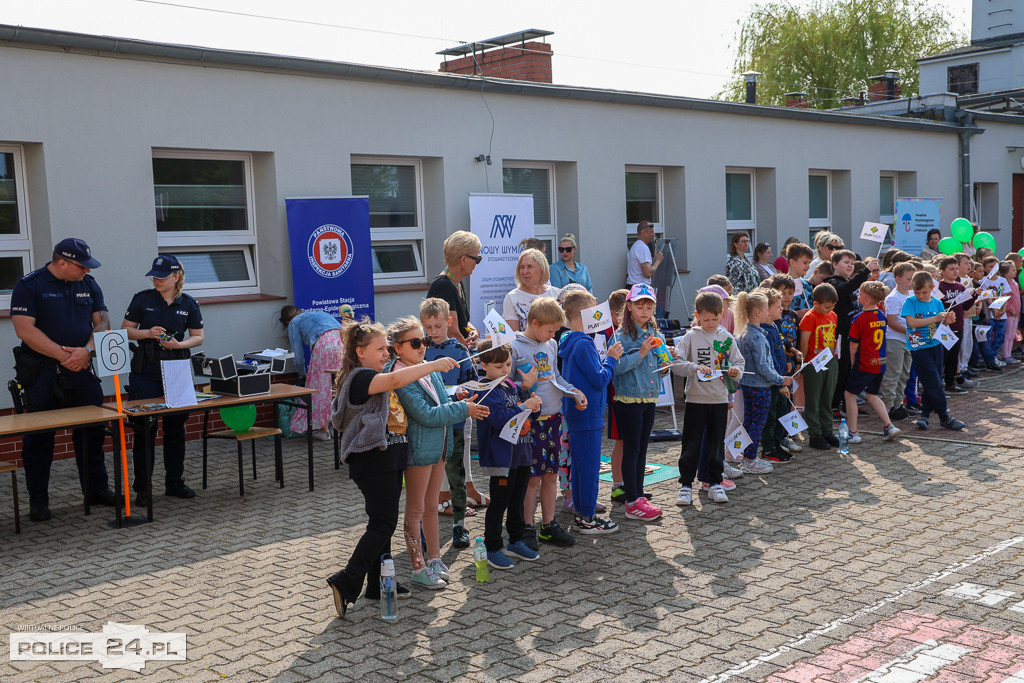 Uczniowie SP 3 w Policach mają nowy plac zabaw i siłownię plenerową