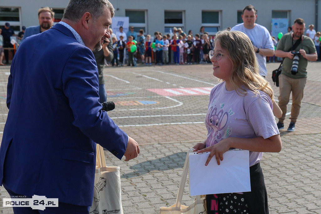 Uczniowie SP 3 w Policach mają nowy plac zabaw i siłownię plenerową