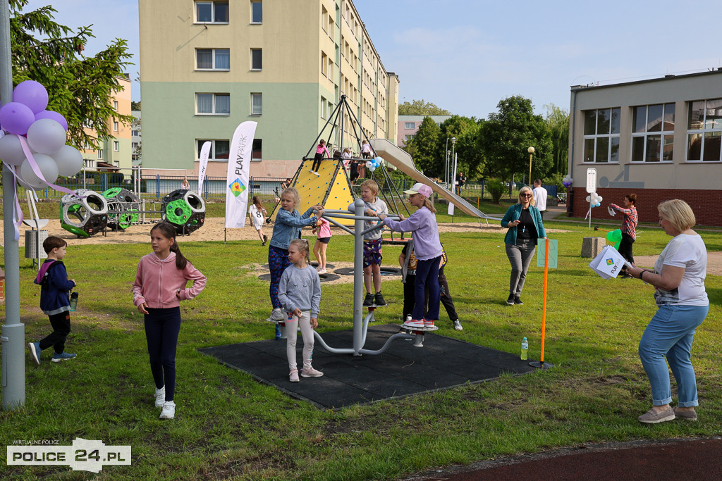 Uczniowie SP 3 w Policach mają nowy plac zabaw i siłownię plenerową