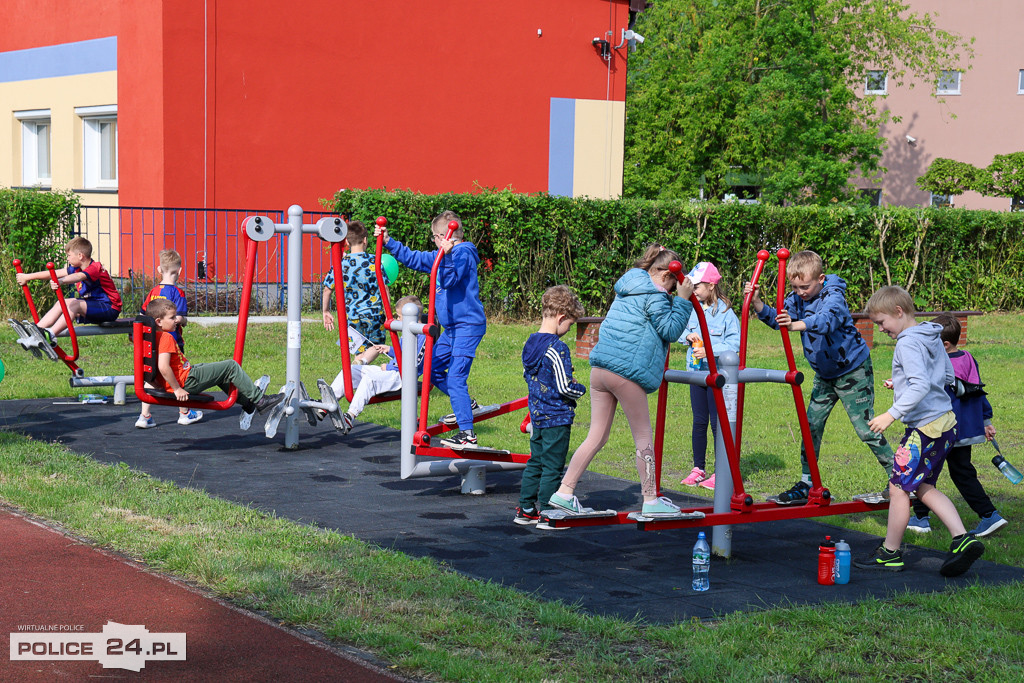 Uczniowie SP 3 w Policach mają nowy plac zabaw i siłownię plenerową