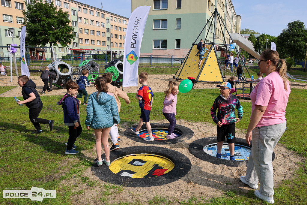 Uczniowie SP 3 w Policach mają nowy plac zabaw i siłownię plenerową