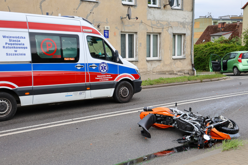 Zderzenie motocyklisty z osobówką na ul. Kościuszki w Policach