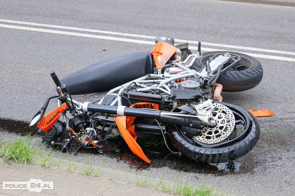 Zderzenie motocyklisty z osobówką na ul. Kościuszki w Policach