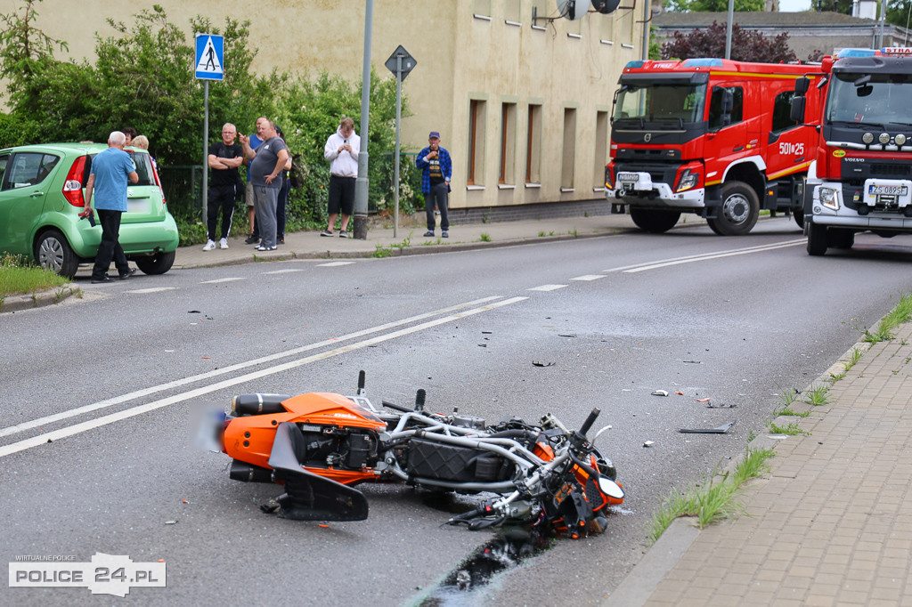 Zderzenie motocyklisty z osobówką na ul. Kościuszki w Policach