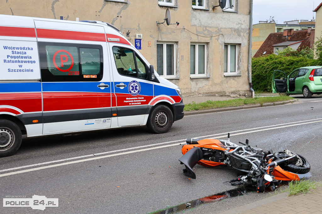Zderzenie motocyklisty z osobówką na ul. Kościuszki w Policach