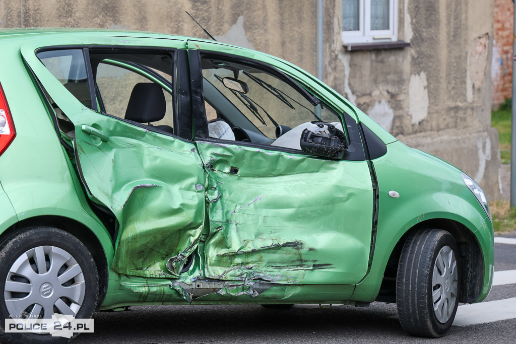 Zderzenie motocyklisty z osobówką na ul. Kościuszki w Policach