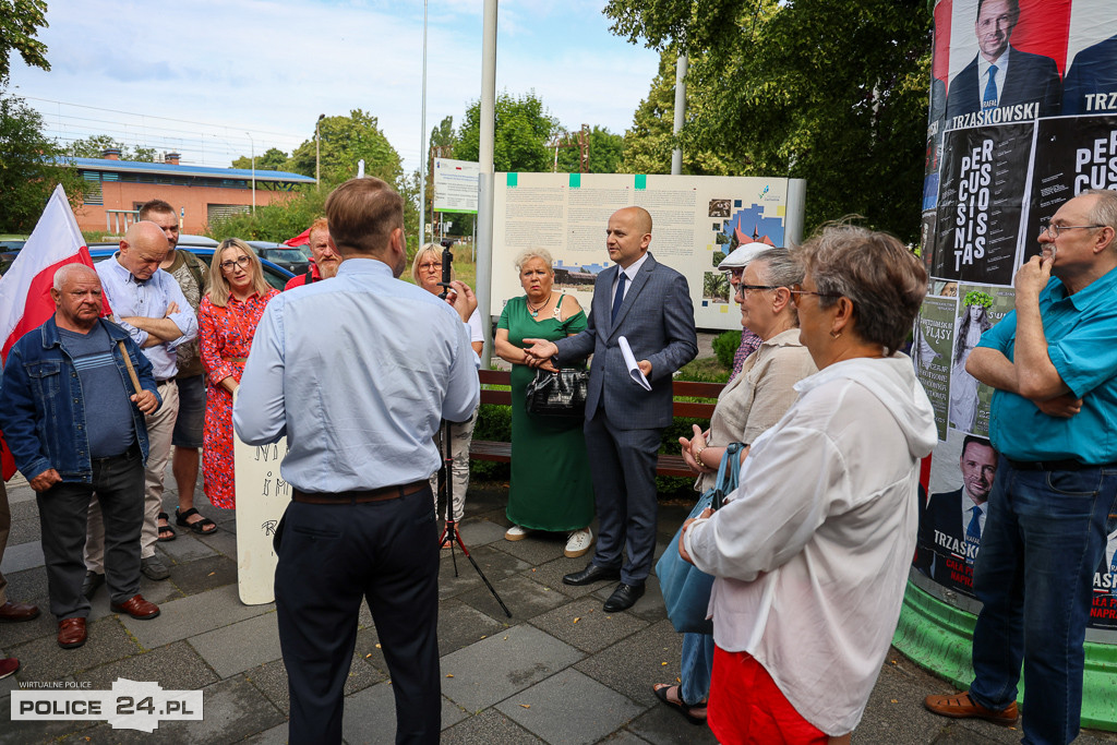Protest przed urzędem w Policach