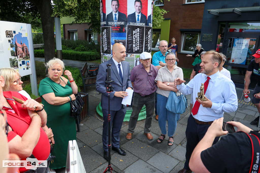 Protest przed urzędem w Policach