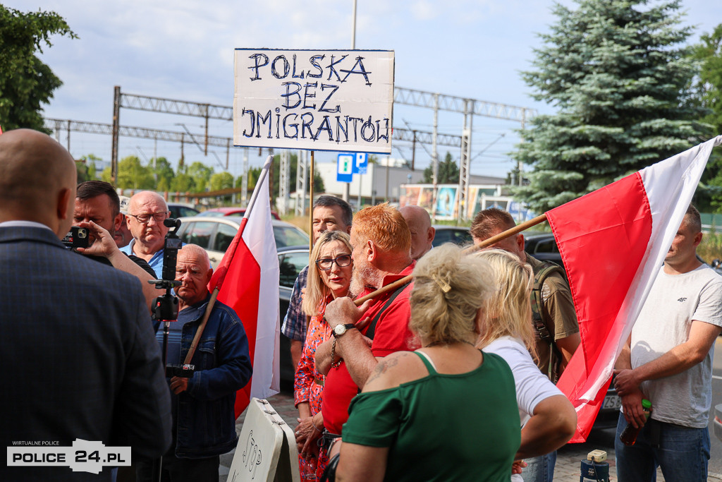 Protest przed urzędem w Policach