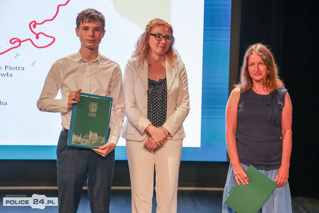 Nagrody dla laureatów konkursów przedmiotowych w gminie Police