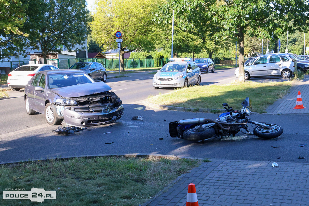 Zderzenie motocykla z osobówką na ul. Piaskowej w Policach