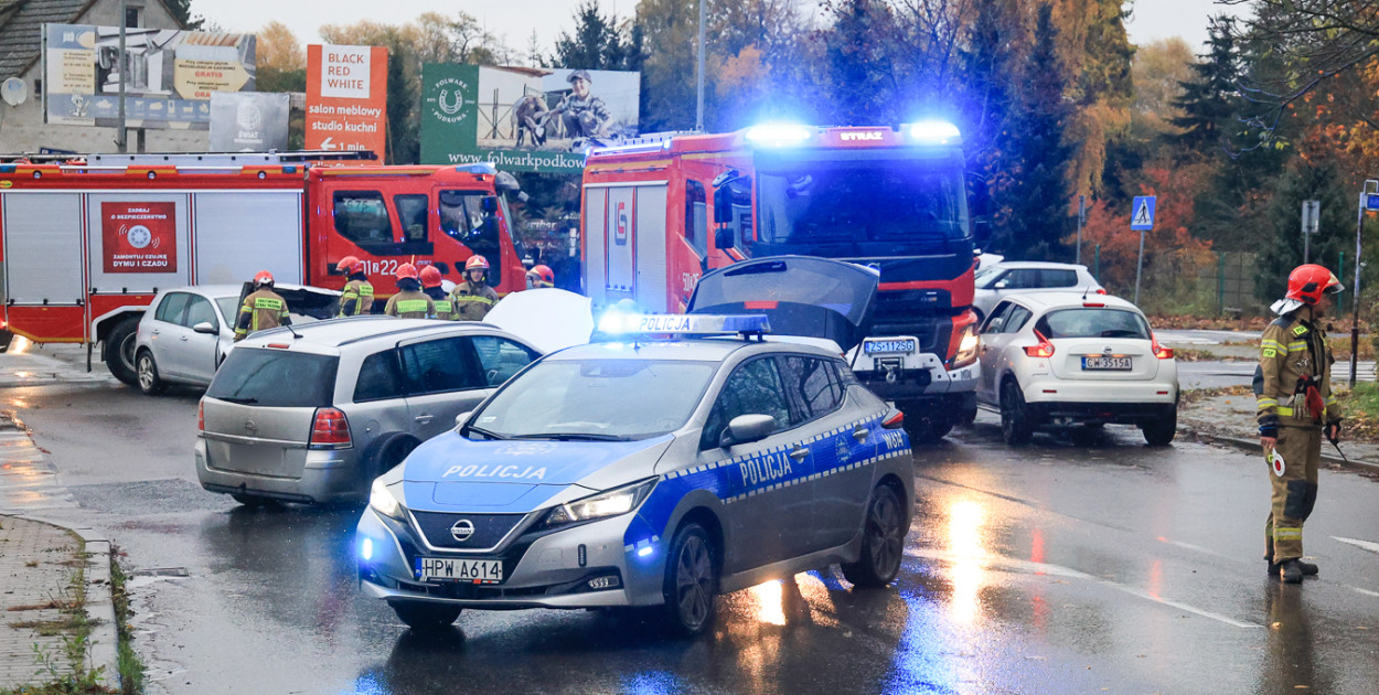 Zderzenie dwóch aut na skrzyżowaniu w Policach