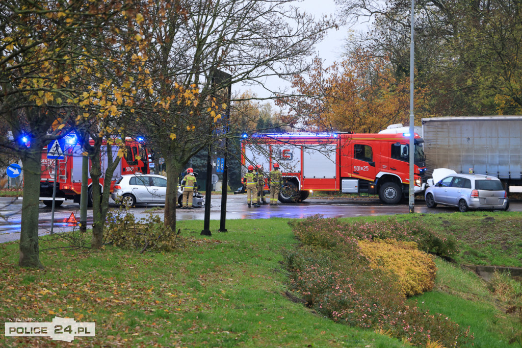 Zderzenie dwóch aut na skrzyżowaniu w Policach