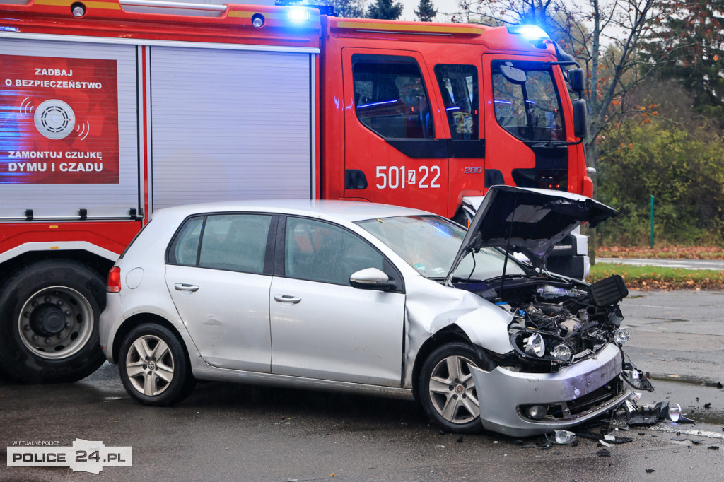 Zderzenie dwóch aut na skrzyżowaniu w Policach