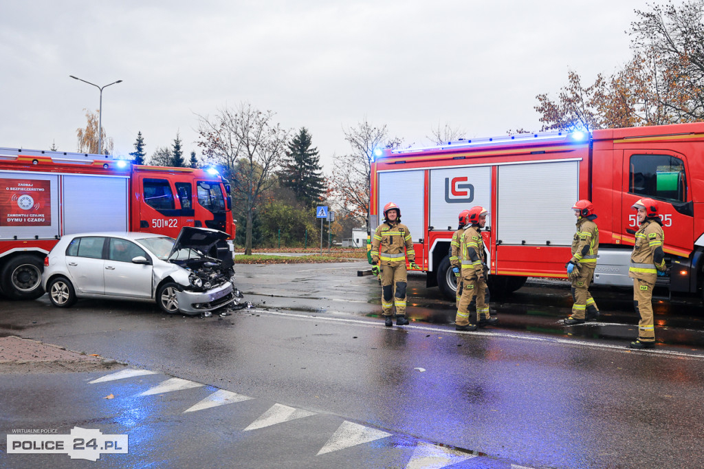 Zderzenie dwóch aut na skrzyżowaniu w Policach