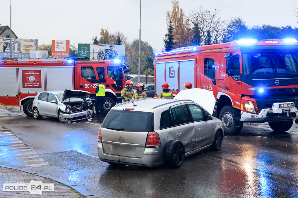 Zderzenie dwóch aut na skrzyżowaniu w Policach