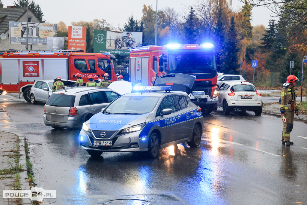 Zderzenie dwóch aut na skrzyżowaniu w Policach