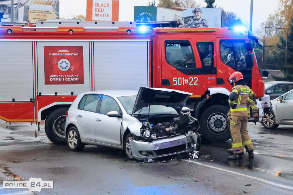 Zderzenie dwóch aut na skrzyżowaniu w Policach