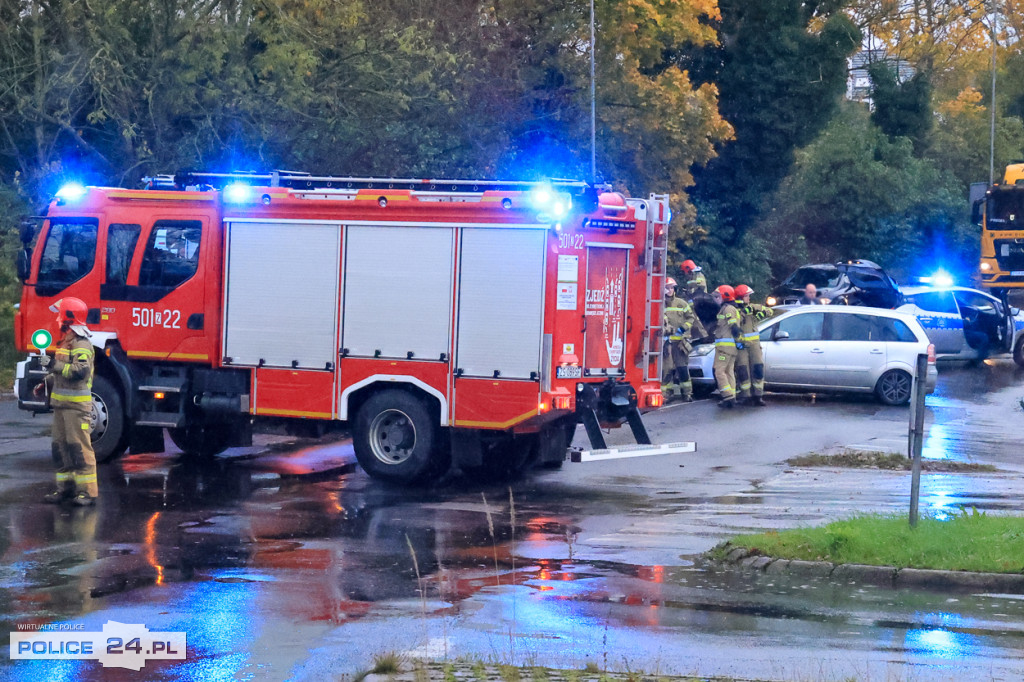 Zderzenie dwóch aut na skrzyżowaniu w Policach
