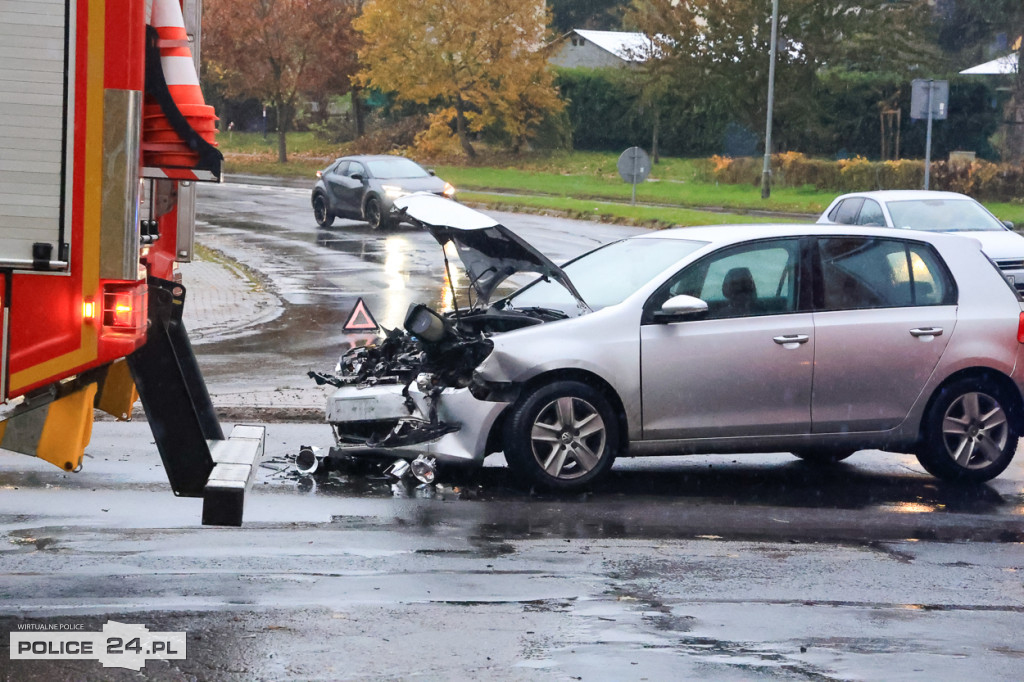 Zderzenie dwóch aut na skrzyżowaniu w Policach