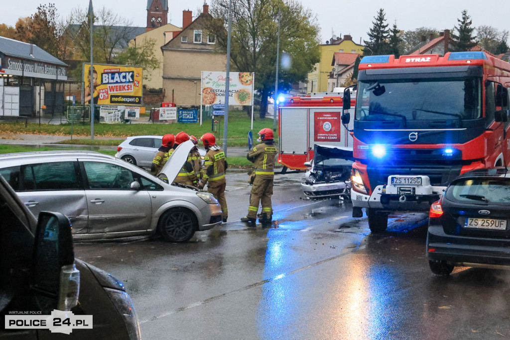 Zderzenie dwóch aut na skrzyżowaniu w Policach