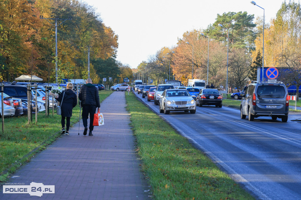 Wzmożony ruch przy polickiej nekropolii