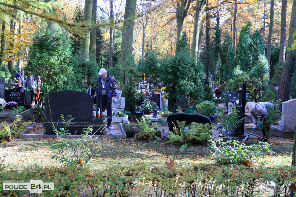 Ostatnie porządki, przyozdabianie grobów