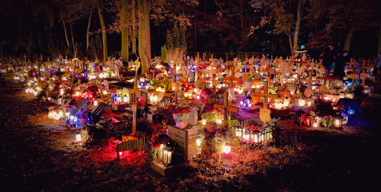 Cmentarz po zmroku skłania do zadumy i refleksji
