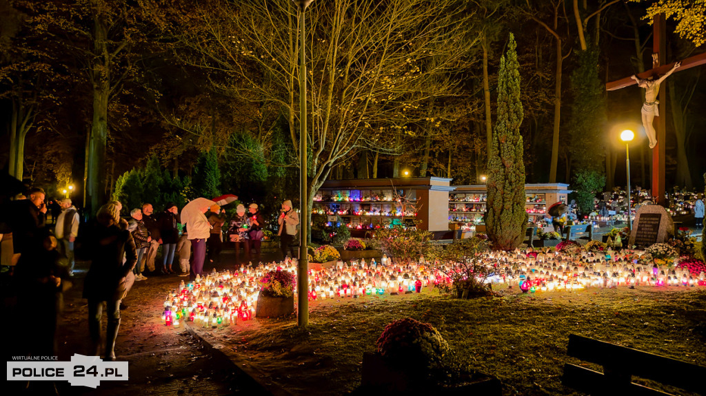 Cmentarz po zmroku skłania do zadumy i refleksji
