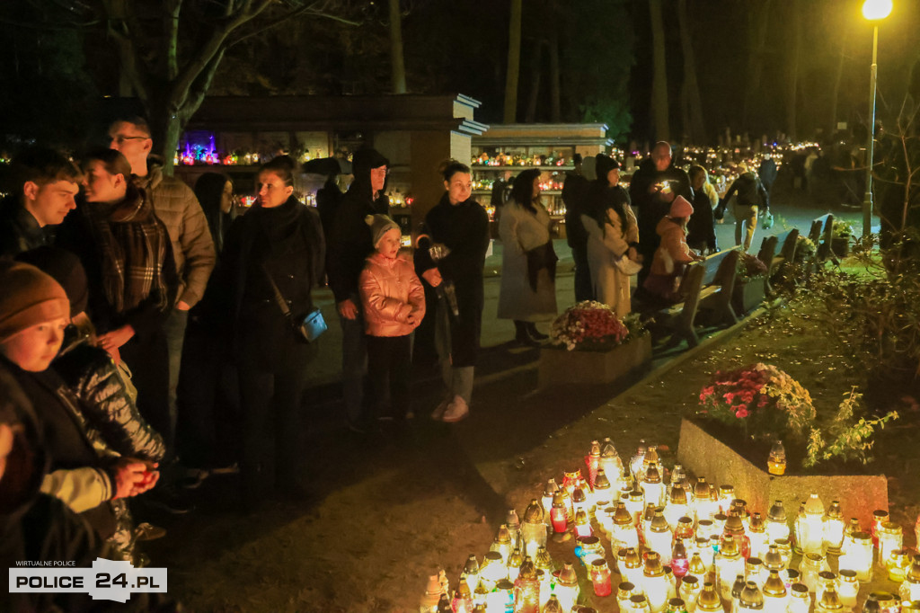 Cmentarz po zmroku skłania do zadumy i refleksji
