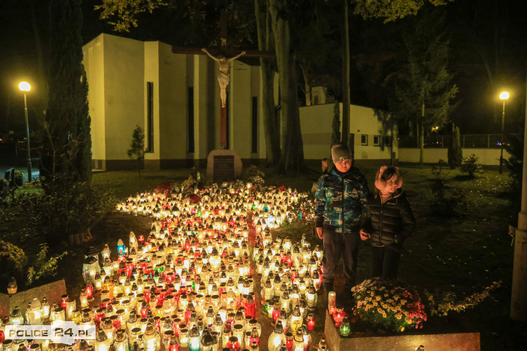 Cmentarz po zmroku skłania do zadumy i refleksji