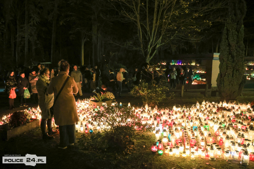 Cmentarz po zmroku skłania do zadumy i refleksji