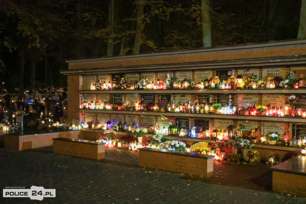 Cmentarz po zmroku skłania do zadumy i refleksji