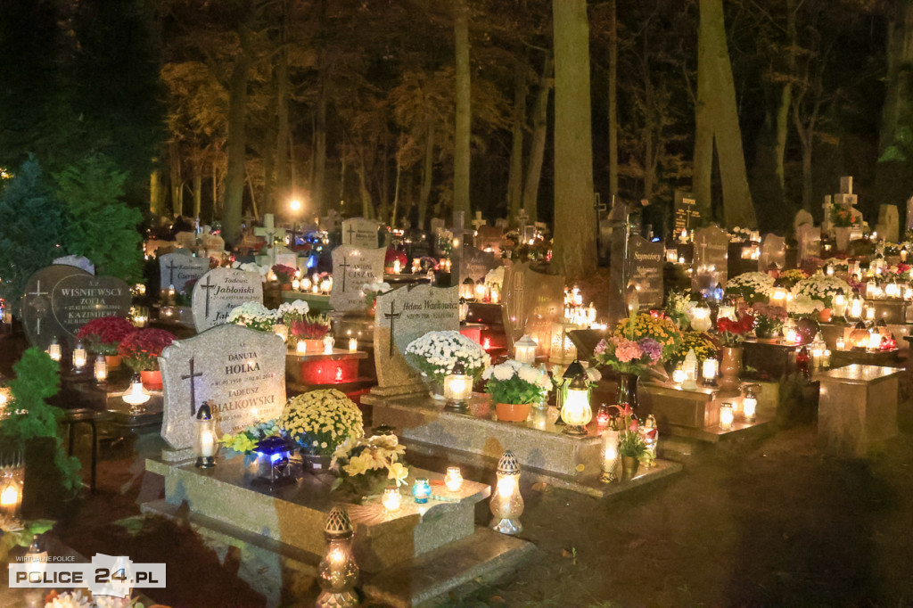 Cmentarz po zmroku skłania do zadumy i refleksji