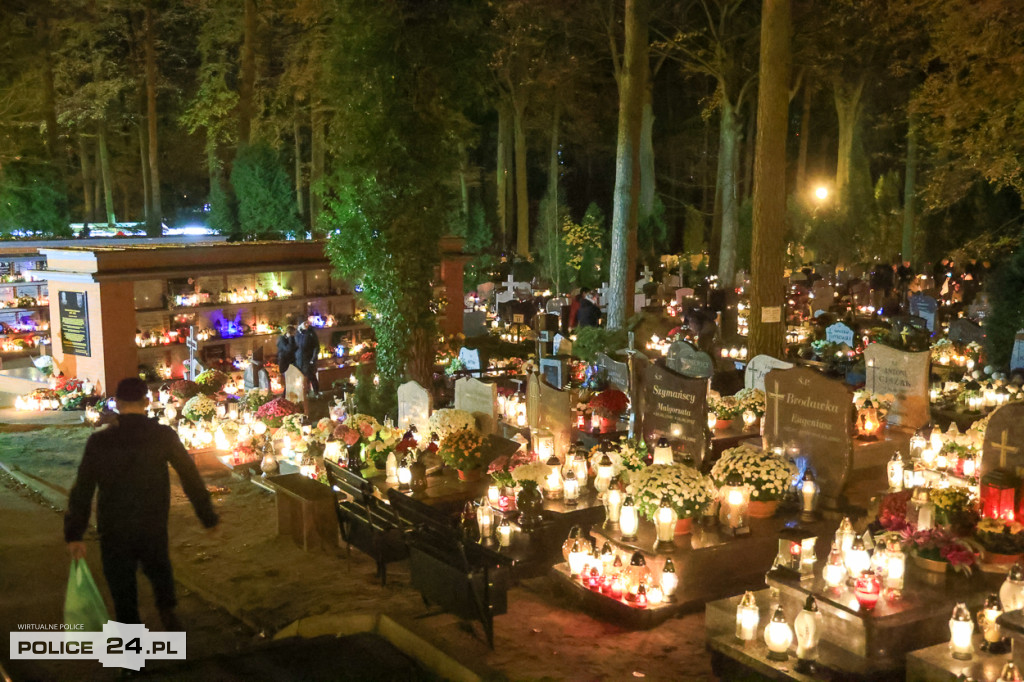Cmentarz po zmroku skłania do zadumy i refleksji