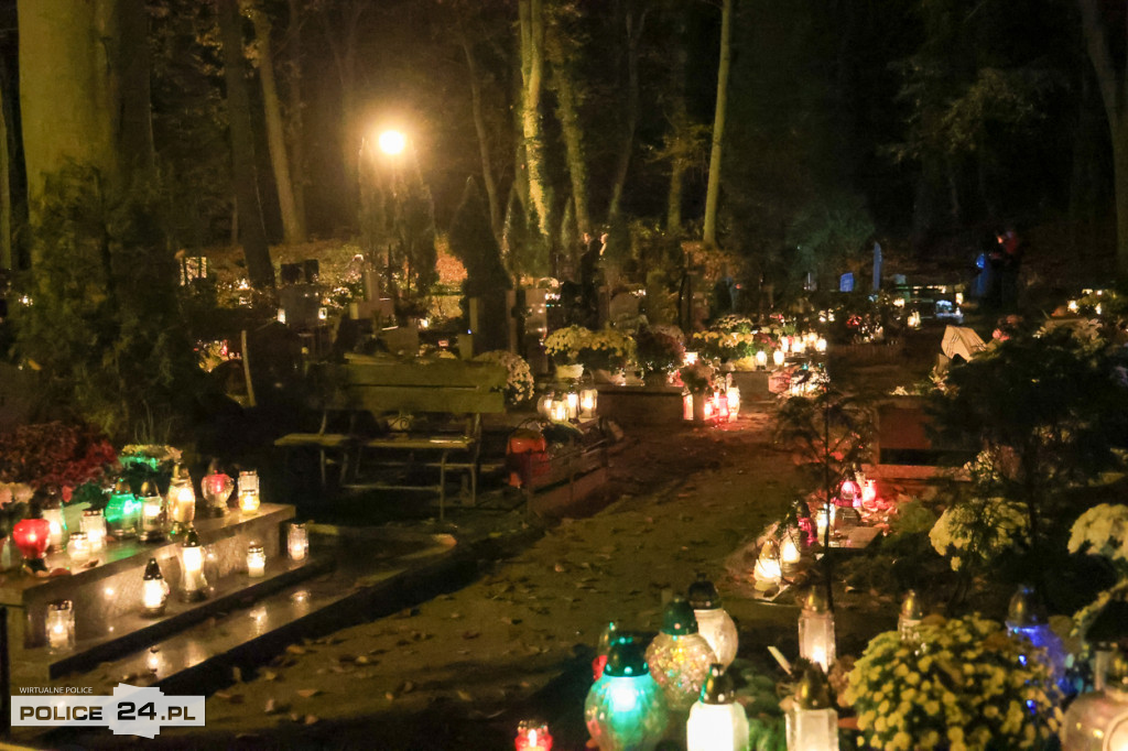 Cmentarz po zmroku skłania do zadumy i refleksji