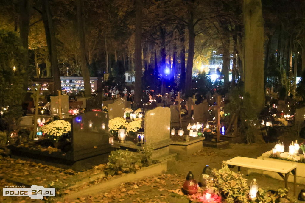 Cmentarz po zmroku skłania do zadumy i refleksji