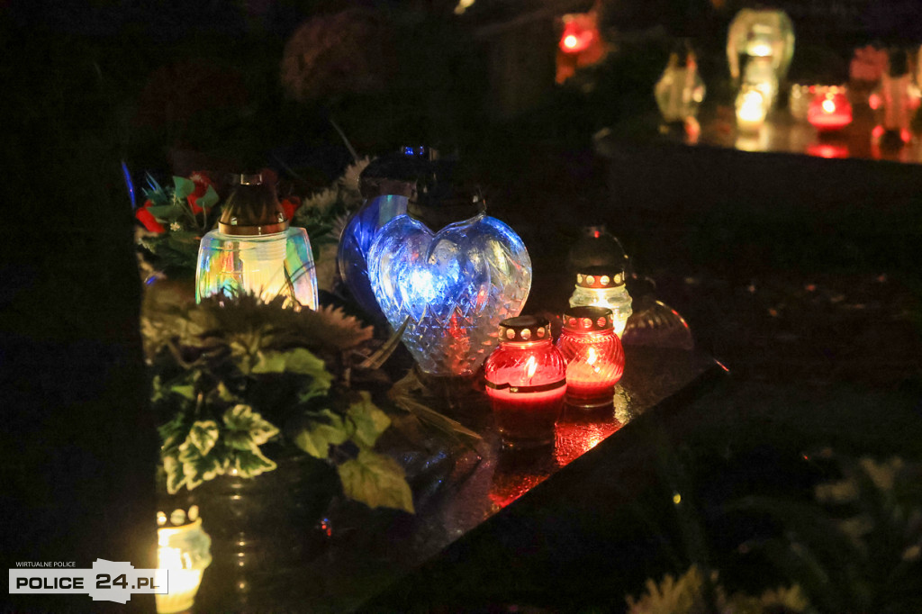 Cmentarz po zmroku skłania do zadumy i refleksji