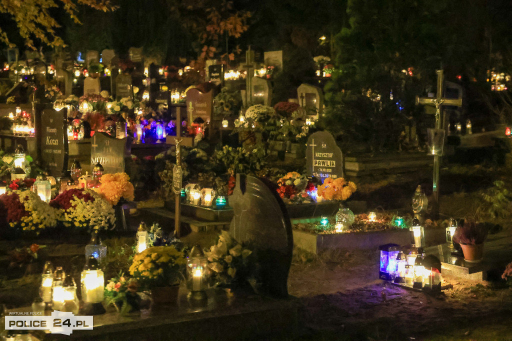 Cmentarz po zmroku skłania do zadumy i refleksji